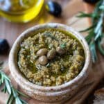 "Tapenade noire truffée servie en verrine avec copeaux de parmesan et micro-herbes - recette sophistiquée pour recevoir