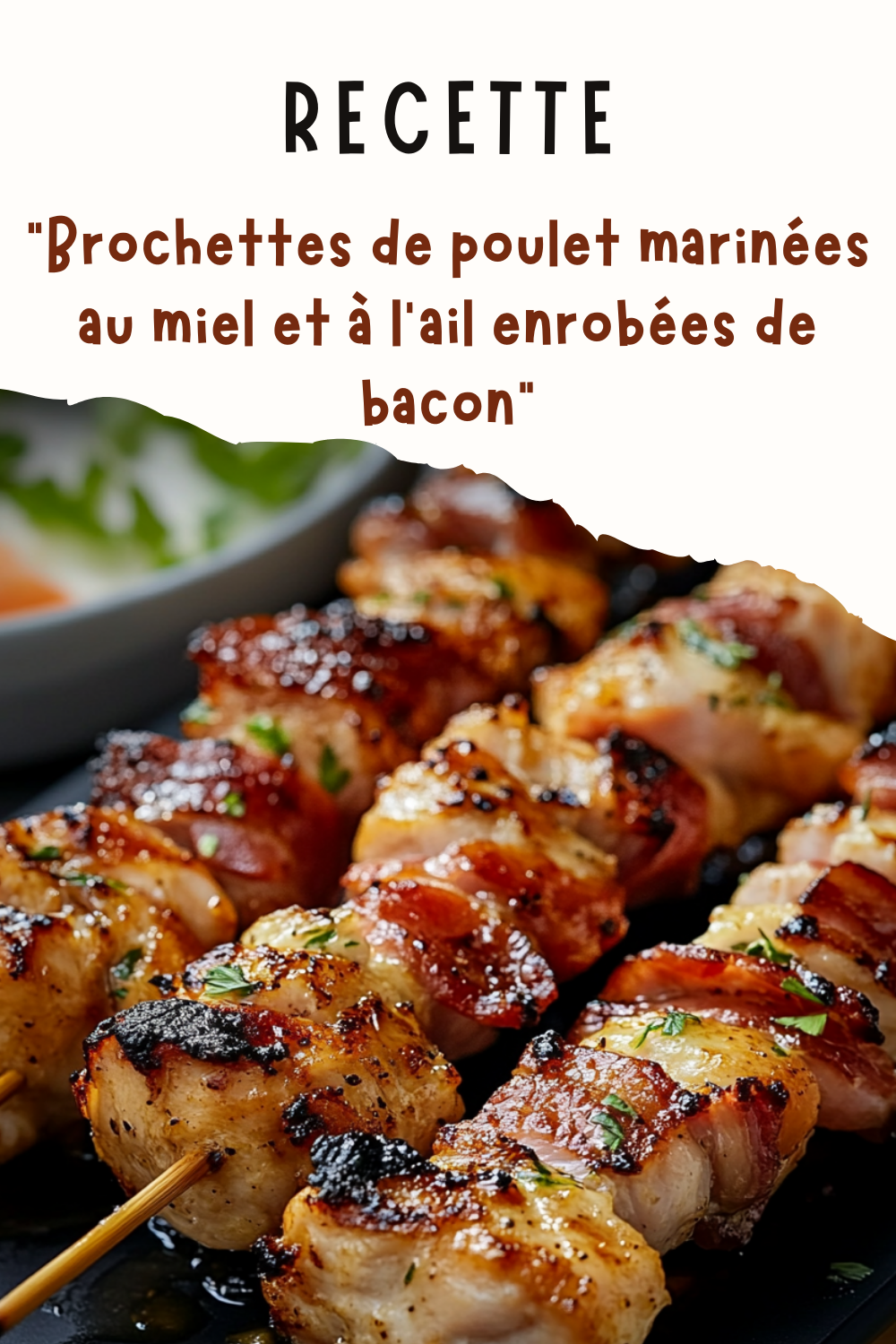 Brochettes de poulet marinées au miel et à l’ail enrobées de bacon